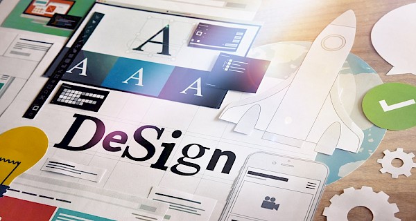 Collage met designelementen: het woord “DeSign”, typografie-samples (A), kleurstalen, wireframe-schetsen, papieren raket, tandwielen en groen vinkje op houten tafel.