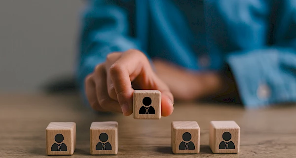 Het werven en aannemen van de juiste mensen: een concept uit het personeelsmanagement. HR-professionals sporen de beste kandidaten op, controleren of zij aan de functie-eisen voldoen en selecteren het beste talent.